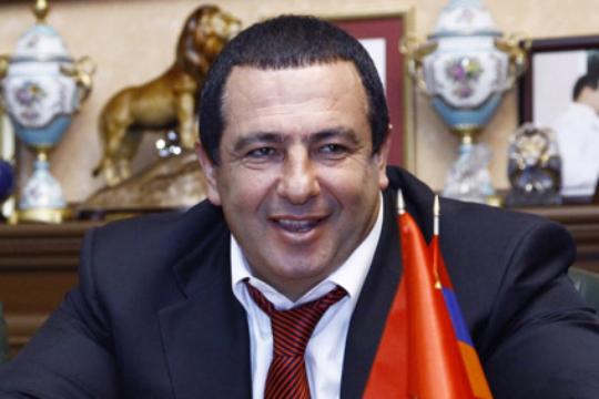 Гагик Царукян постеснялся войти в зал заседаний парламента