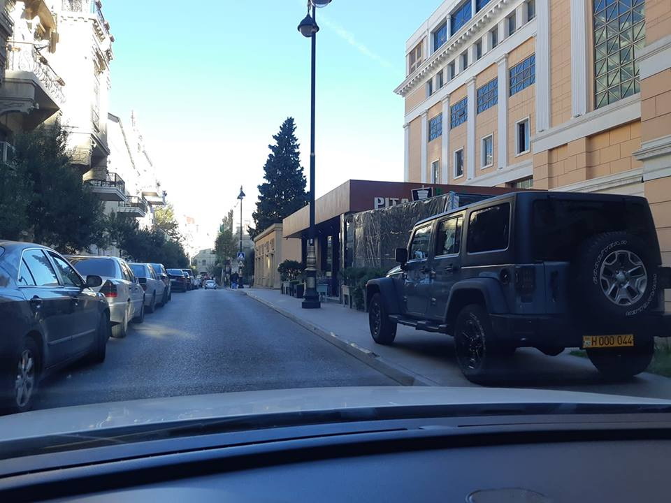 «Спасибо, что оставила проход»: Машина, припаркованная на тротуаре, возмутила пользователей Facebook - ФОТО