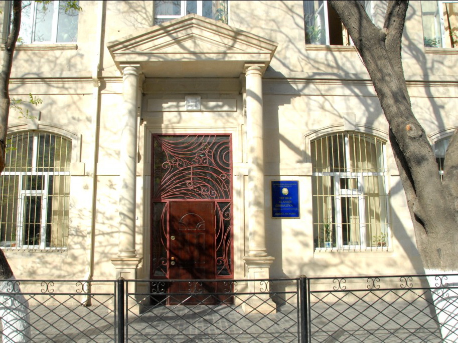 Около центральной бакинской школы стали штрафовать родителей школьников