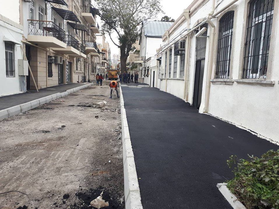 Тротуар - 5 метров, а дорога - 3: Оригинальное решение проблемы парковки машин на тротуарах в Баку – ФОТО