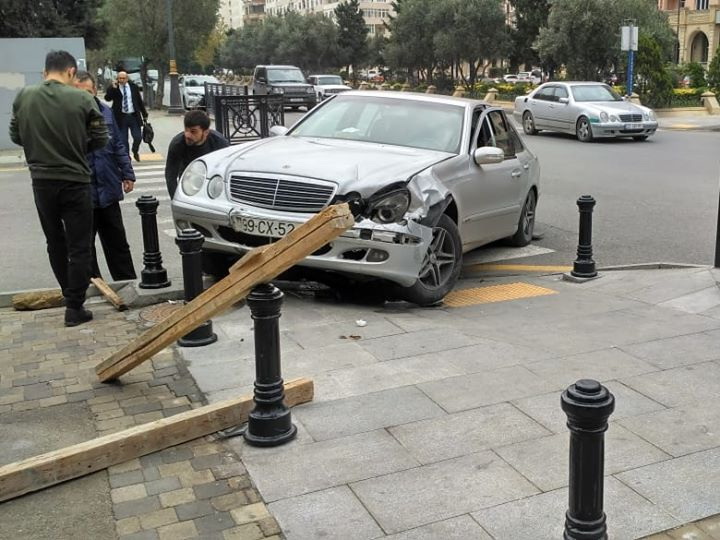 В Баку барьеры спасли пешеходов от выехавшего на тротуар после ДТП автомобиля – ФОТО