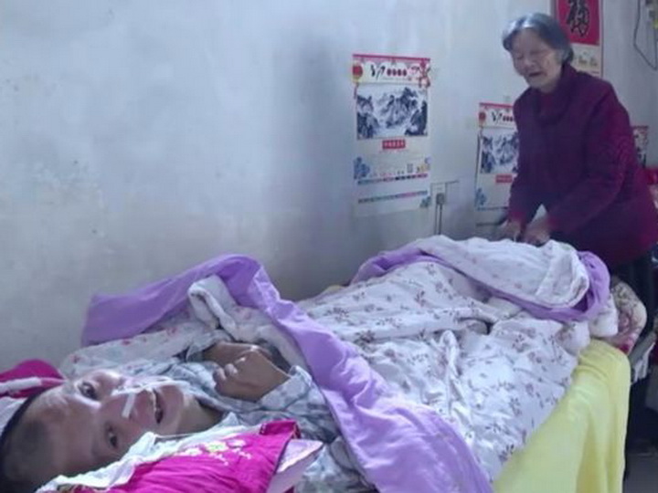 Мать 12 лет просидела у постели лежащего в коме сына и дождалась его пробуждения – ФОТО