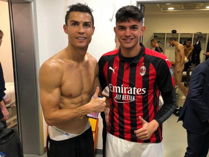 Футболист «Милана» сфотографировался с Роналду. На заднем фоне оказался Кьеллини без нижнего белья – ФОТО