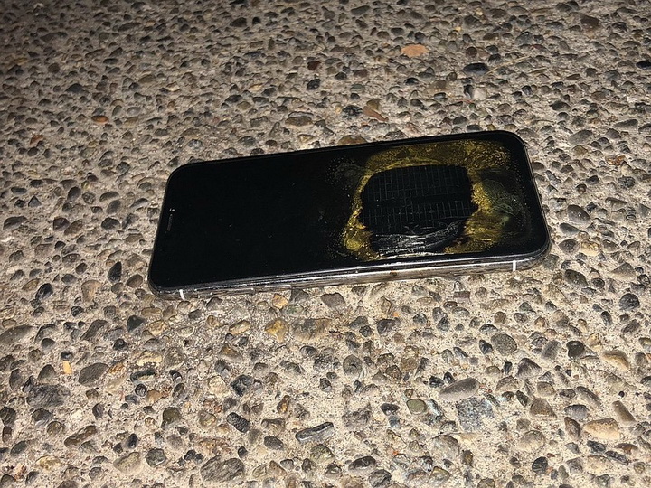 iPhone X взорвался во время установки обновлений - ФОТО
