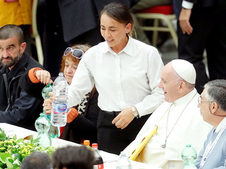 Папа Римский пригласил три тысячи бедняков разделить с ним трапезу