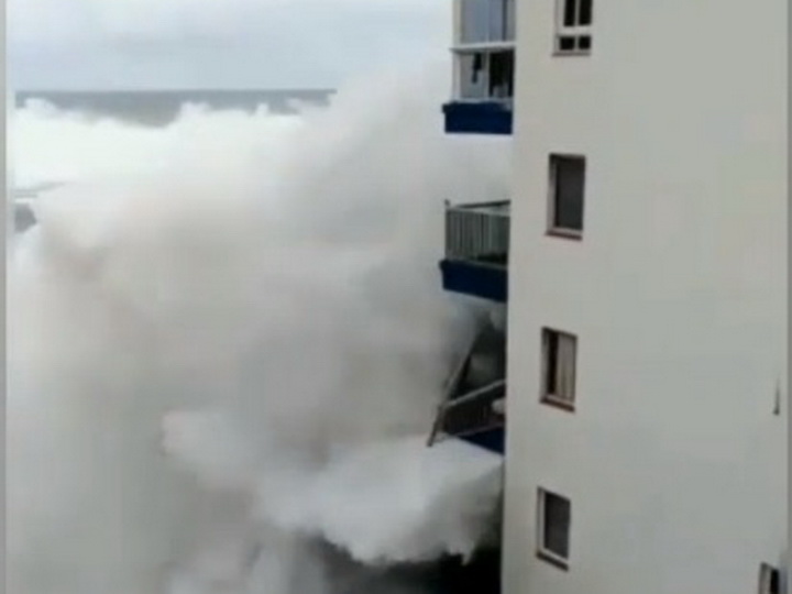 На Тенерифе гигантские волны сносят балконы многоэтажек - ВИДЕО
