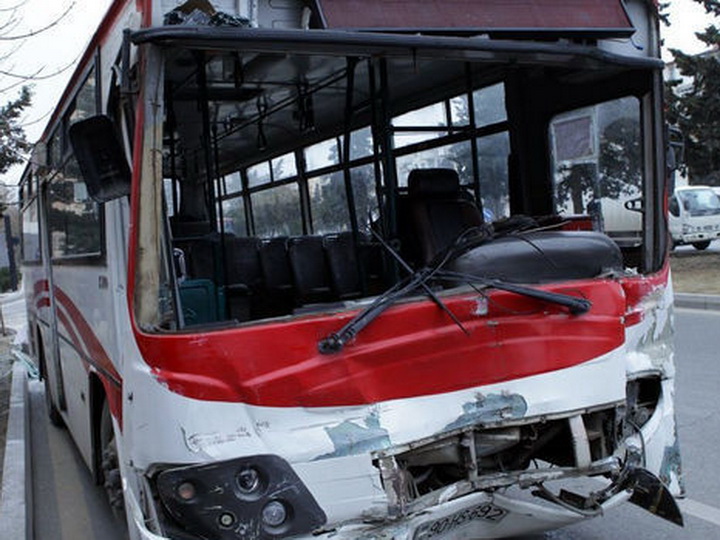 В Баку водитель автобуса протаранил три автомобиля и умер