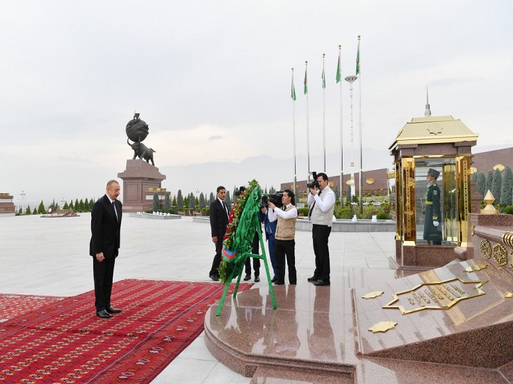 İlham Əliyev Aşqabadda “Xalq xatirəsi” memorial kompleksini ziyarət edib