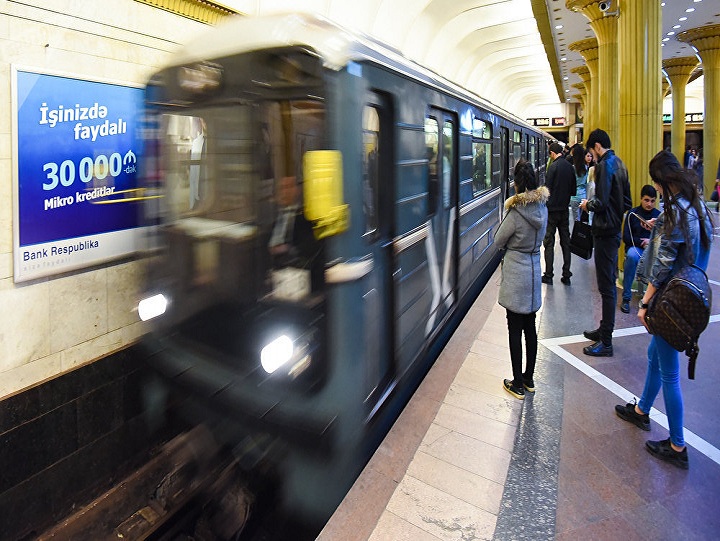 Metroda həyəcanlı anlar: maşinist relsin üstünə yıxılıb