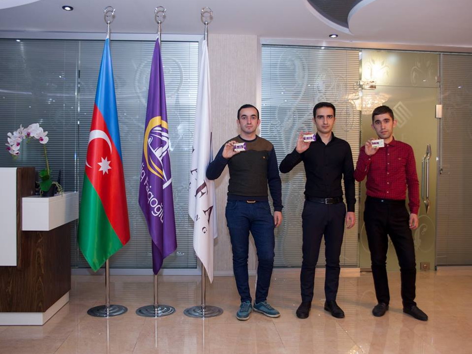 В Баку наградили первых пассажиров, сообщивших о нарушениях водителей автобусов – ФОТО