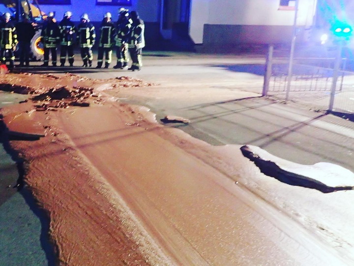 В Германии тонна шоколада вытекла на улицу из-за аварии на кондитерской фабрике – ФОТО
