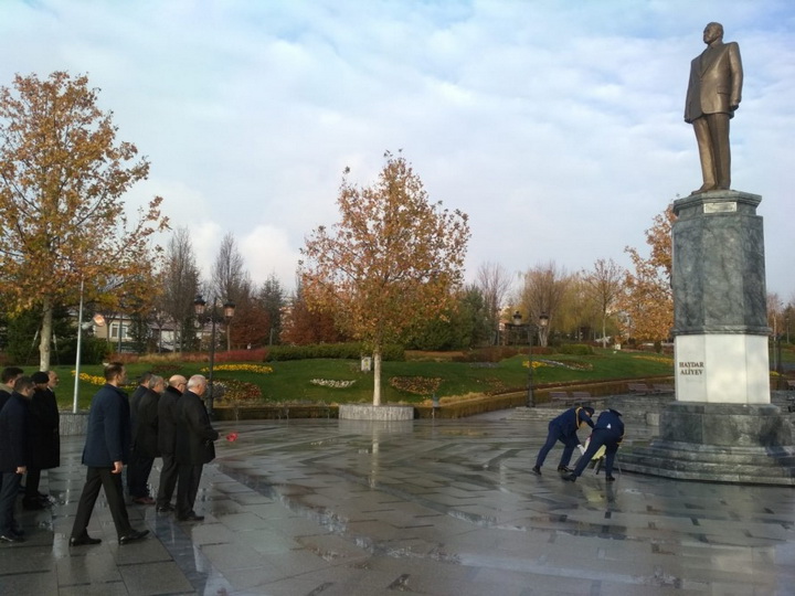 Память великого лидера Гейдара Алиева почтена в Анкаре и Стамбуле - ФОТО