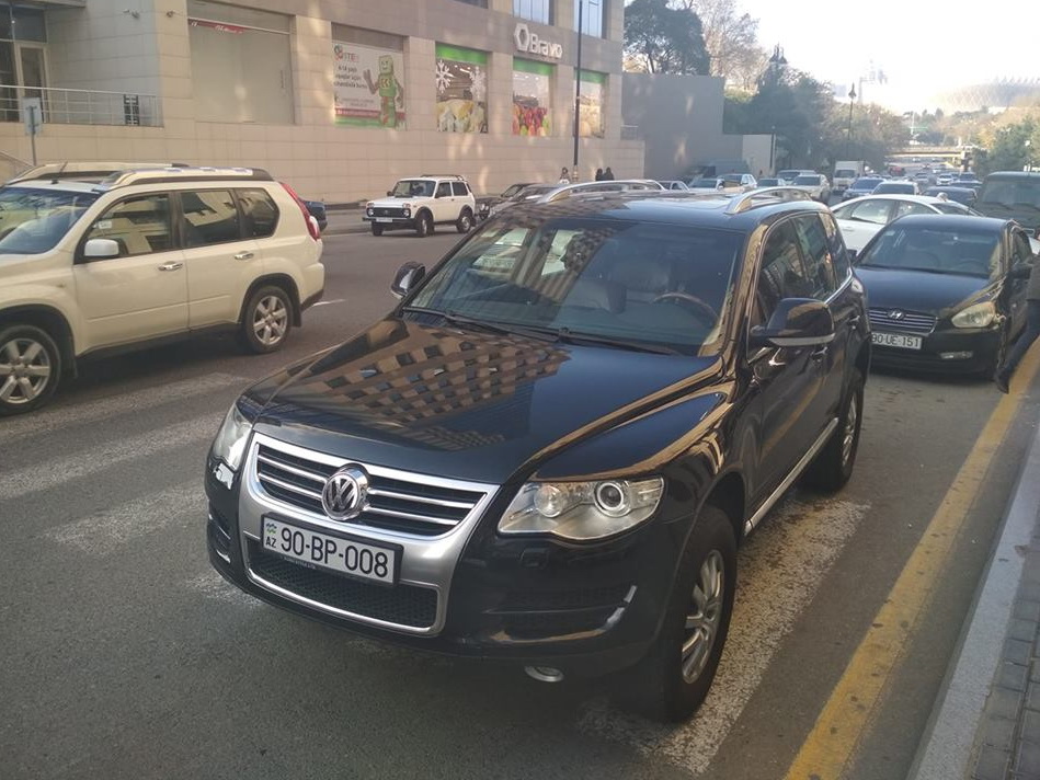 «Пешеходам здесь не место»: В центре Баку внедорожник припарковали прямо на «зебре» – ФОТО