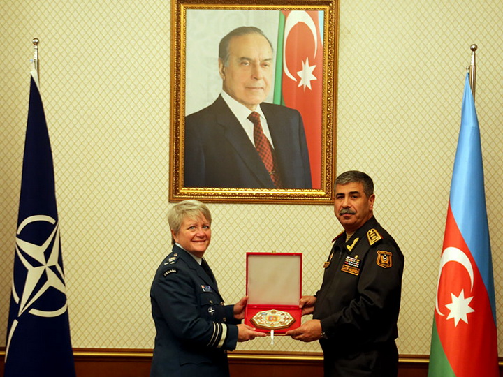 Министр обороны АР встретился с начальником Оборонного колледжа НАТО