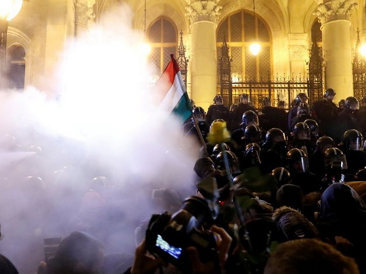 Полиция Будапешта применила слезоточивый газ против демонстрантов