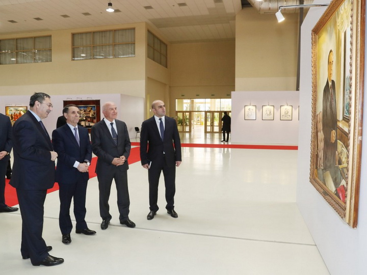 Премьер-министр Новруз Мамедов ознакомился с выставкой, посвященной 90-летнему юбилею народного художника Таира Салахова - ФОТО
