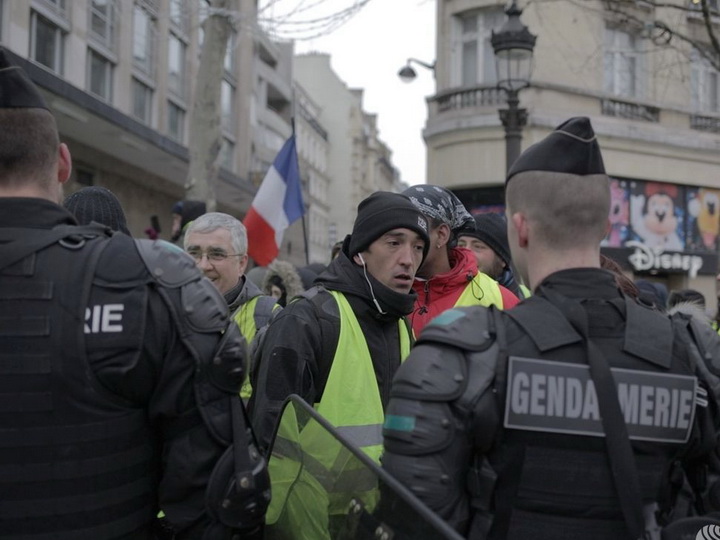 В Париже семь человек пострадали в ходе протестов «желтых жилетов»