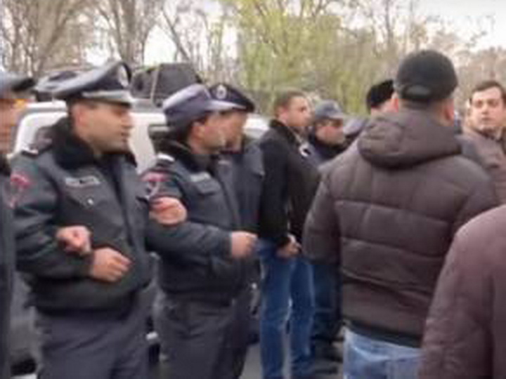 В Армении произошло столкновение из-за требований отставки католикоса