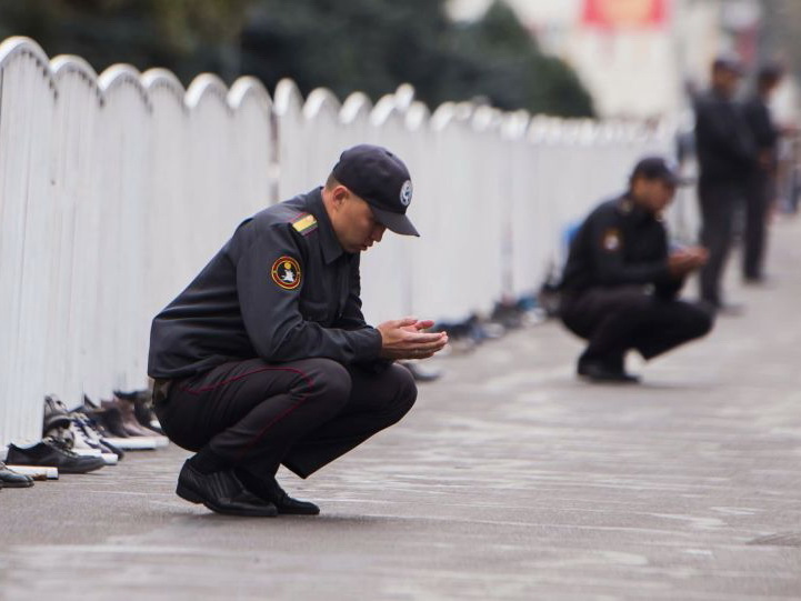 В Кыргызстане ввели закон, запрещающий плеваться на улице