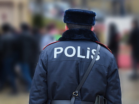 Полицейский выстрелил себе в голову в Баку