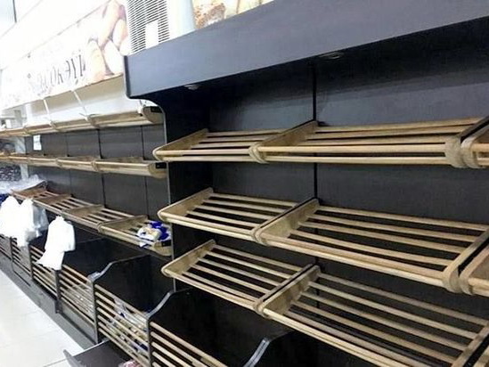В бакинских магазинах скупили весь хлеб – ФОТО