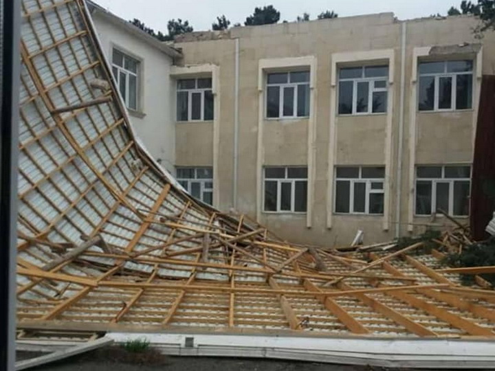 Бакинский ветер снес крышу школы – ФОТО