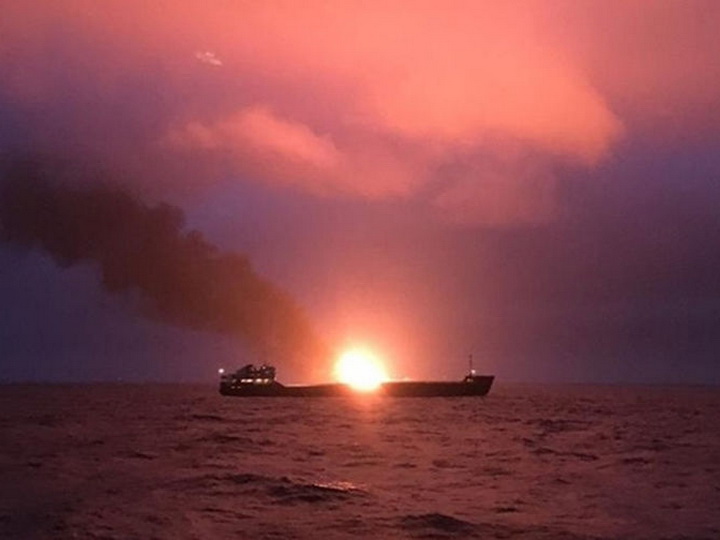 Девять человек погибли при возгорании судов в Керченском проливе