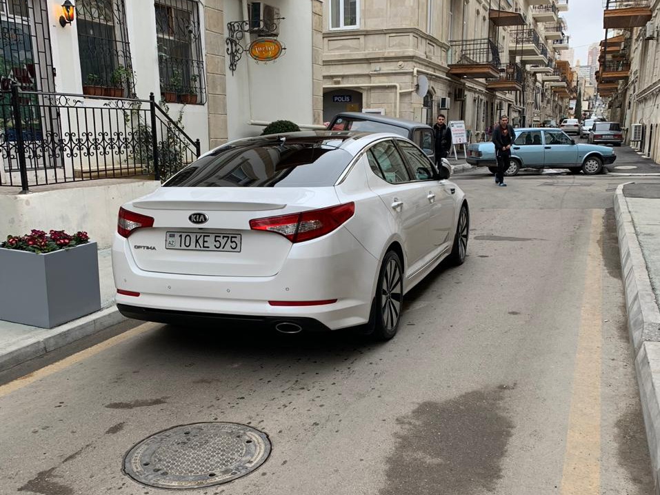 В центре Баку водитель оставил машину посреди дороги, заблокировав движение – ФОТОФАКТ