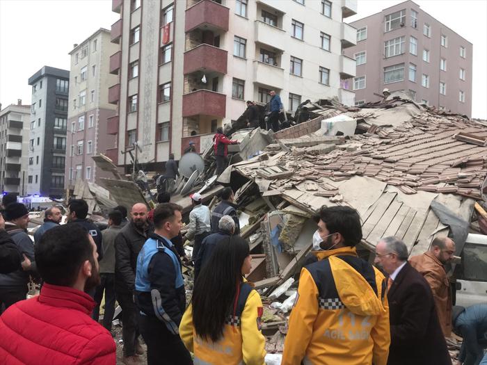 İstanbulda bina çökdü: ölənlər və yaralananlar var – VİDEO