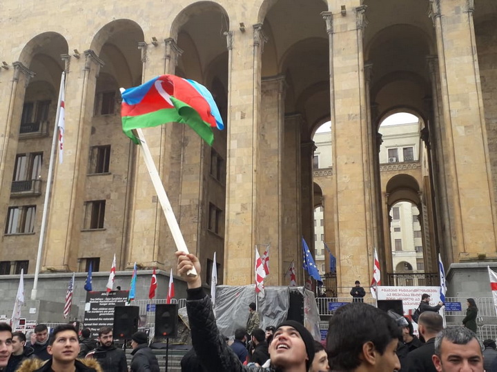 Gürcüstan parlamentinin qarşısında azərbaycanlılar aksiya keçirir – FOTO – VİDEO