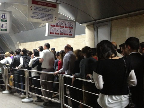 В чем причина столпотворения в метро «28 Мая»? Комментарий Бакметрополитена