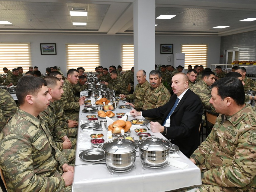 Президент Ильхам Алиев пообедал вместе с солдатами – ФОТО
