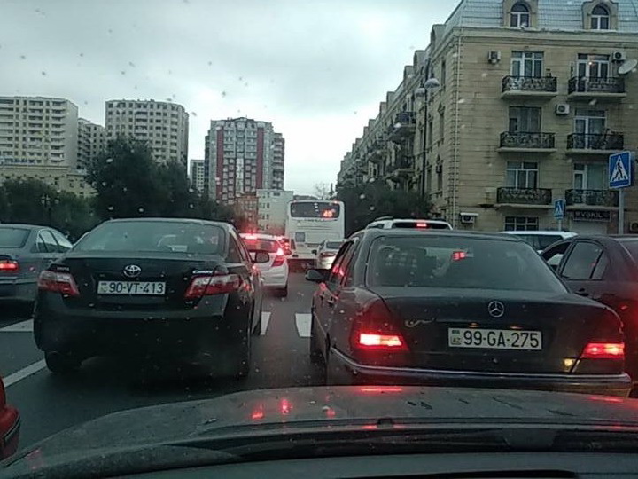 На одном из проспектов Баку возникла большая пробка – ФОТО