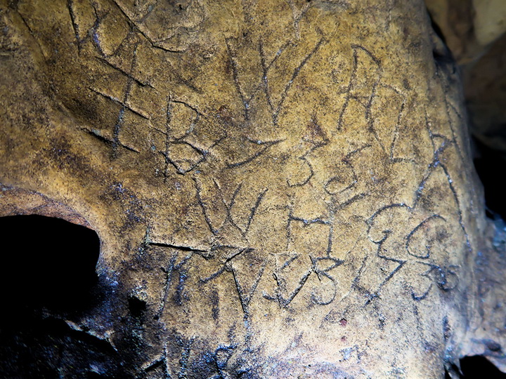 В Великобритании в пещере обнаружили знаки защиты от ведьм