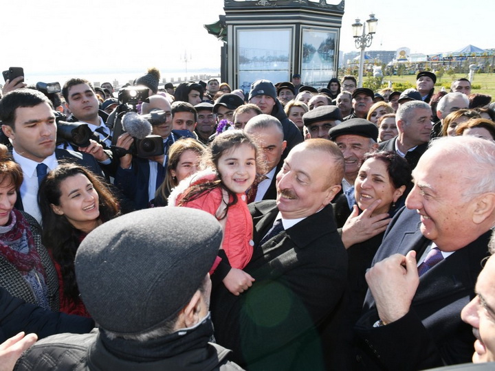 Президент Ильхам Алиев встретился с жителями Сумгайыта на приморском бульваре  - ФОТО