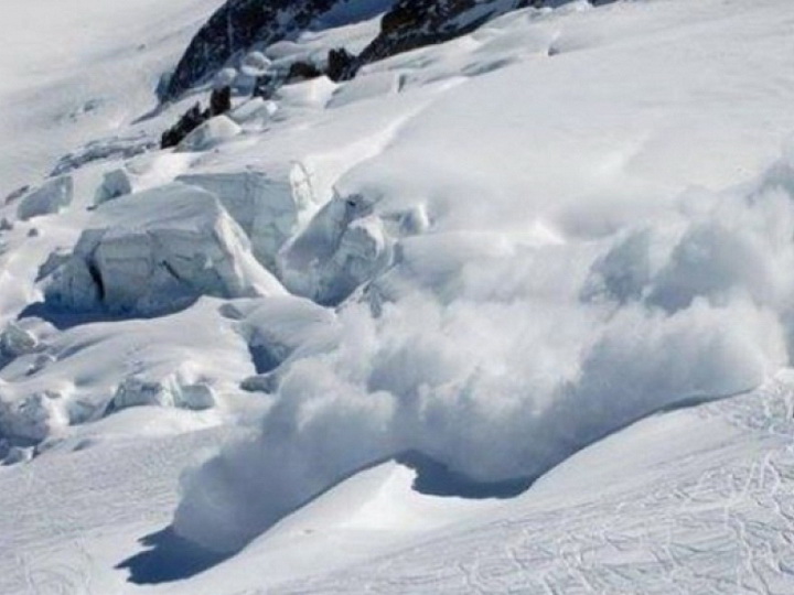 В Швейцарии сошла снежная лавина, под ней могут находиться до 12 человек - ВИДЕО