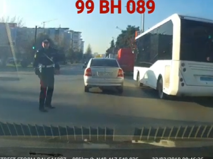 Bakıda sürücü maşını yol polisinin üstünə sürdü – VİDEO
