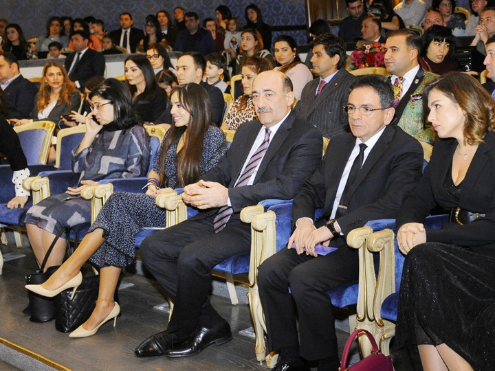 Вице-президент Фонда Гейдара Алиева Лейла Алиева посмотрела премьеру спектакля «Маленький принц» - ФОТО