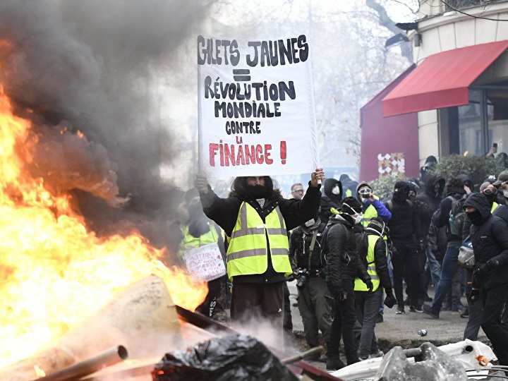 В Париже протесты «желтых жилетов» переросли в столкновения с полицией - ФОТО - ВИДЕО