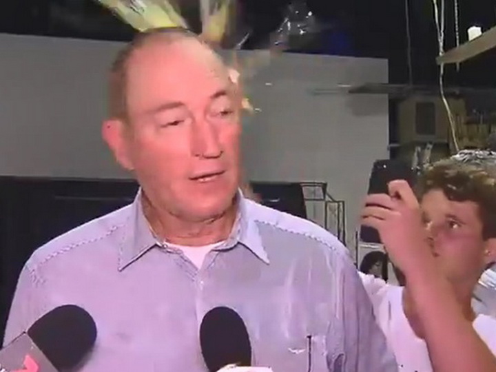 Сенатор, резко высказавшийся о бойне в Новой Зеландии, получил яйцом по голове - ВИДЕО