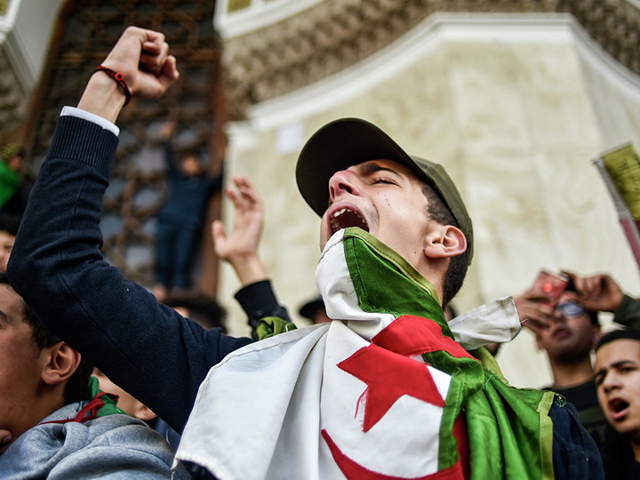 В Алжире в ходе протестов задержали более 70 демонстрантов, сообщают СМИ