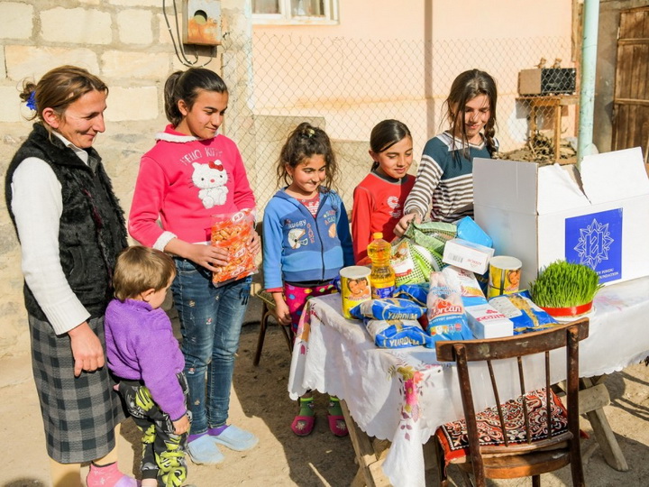 Фонд Гейдара Алиева раздает малообеспеченным семьям традиционные подарки по случаю Новруза - ФОТО