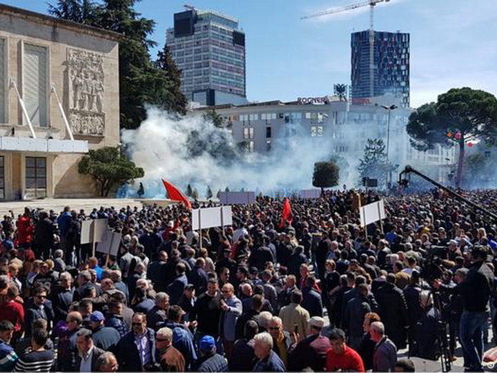 Столкновения протестующих с полицией произошли в Албании