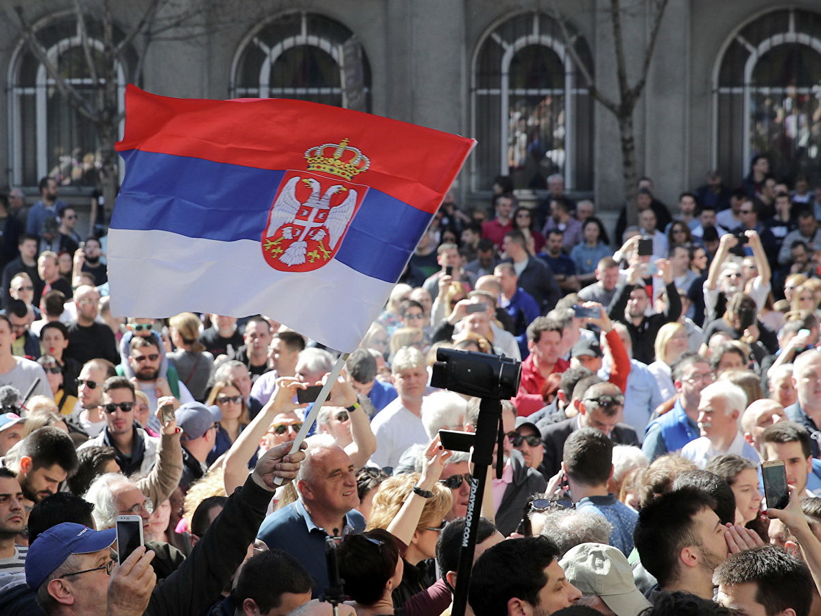 В Белграде протестующие прорвались к президентскому дворцу