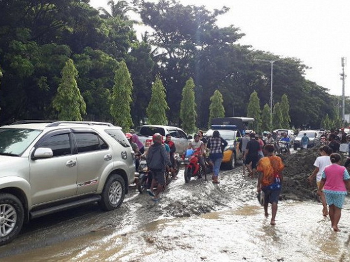 Десятки человек погибли из-за наводнения в Индонезии - ФОТО