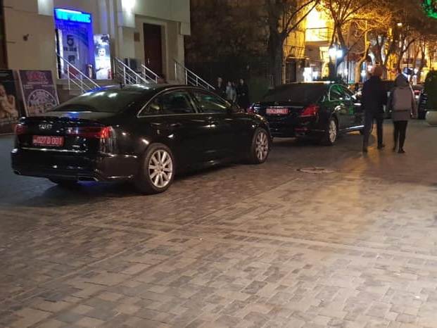 Дипломаты превратили в парковку тротуар перед входом в театр Русской драмы – ФОТО