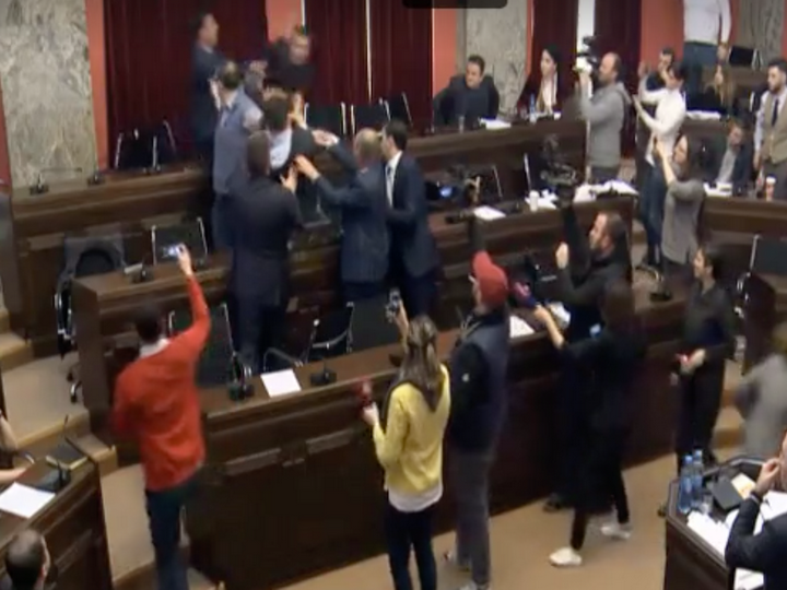 Грузинские депутаты подрались в парламенте – ВИДЕО