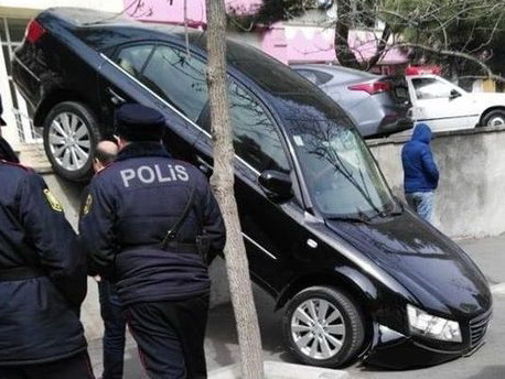 В Баку женщина-водитель перепутала педаль газа с тормозом - ФОТО