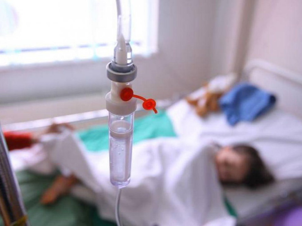 В Азербайджане девочка попала в реанимацию после падения в таз с водой