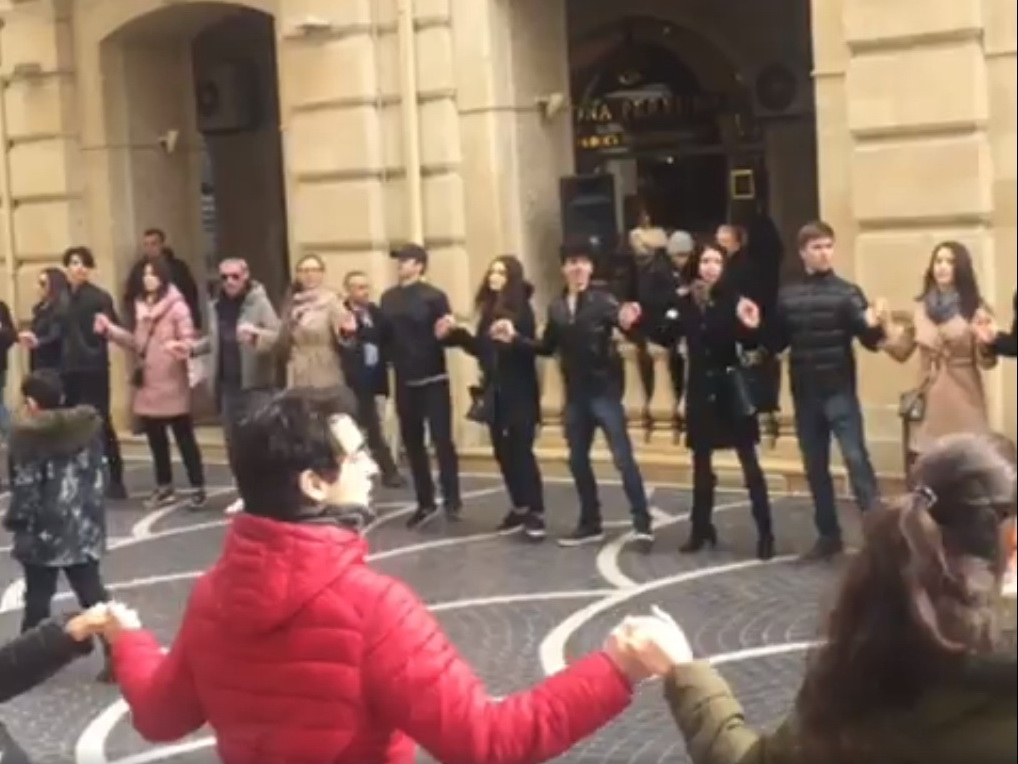 Новруз объединяет людей: Танец Яллы в центре Баку – ВИДЕО